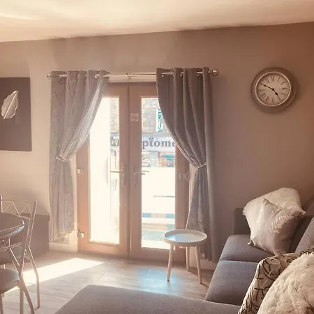 Boutique 2-bed Town Centre Apartment *