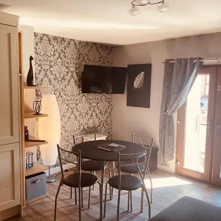 Boutique 2-bed Town Centre *