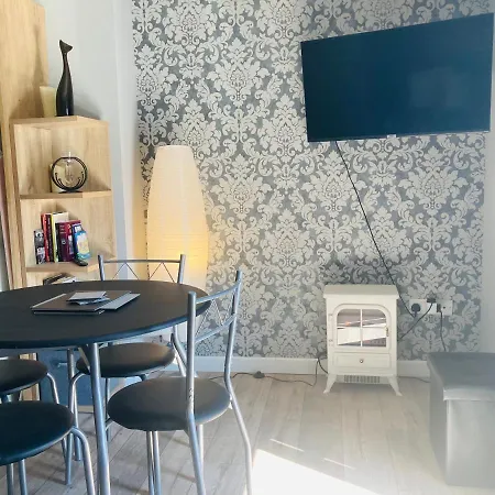 Boutique 2-bed Town Centre Apartment *